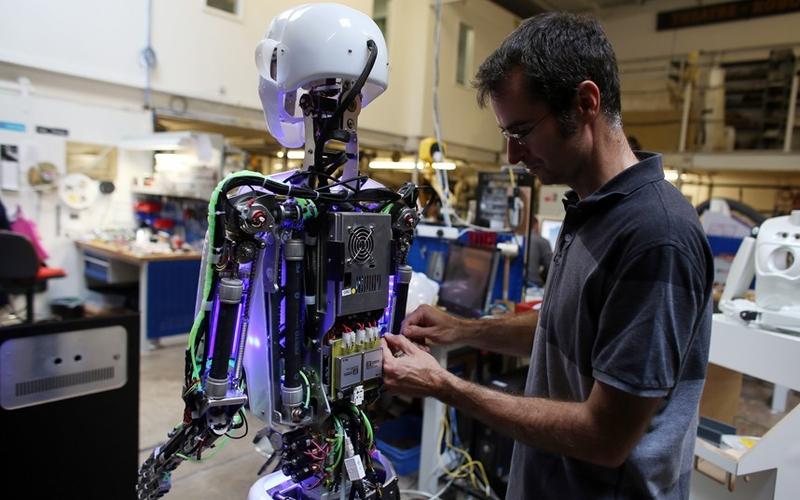 探秘英国类人机器人工厂 产品可与人类互动交流_科技频道_新华网